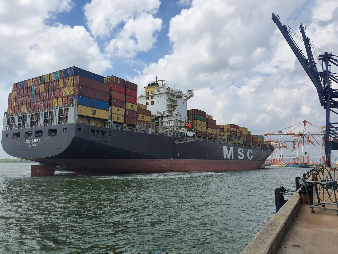 Tàu MSC LUISA cập cảng SSIT để nâng hạ tổng sản lượng 3,977 Teu, ngày 18/08/2020