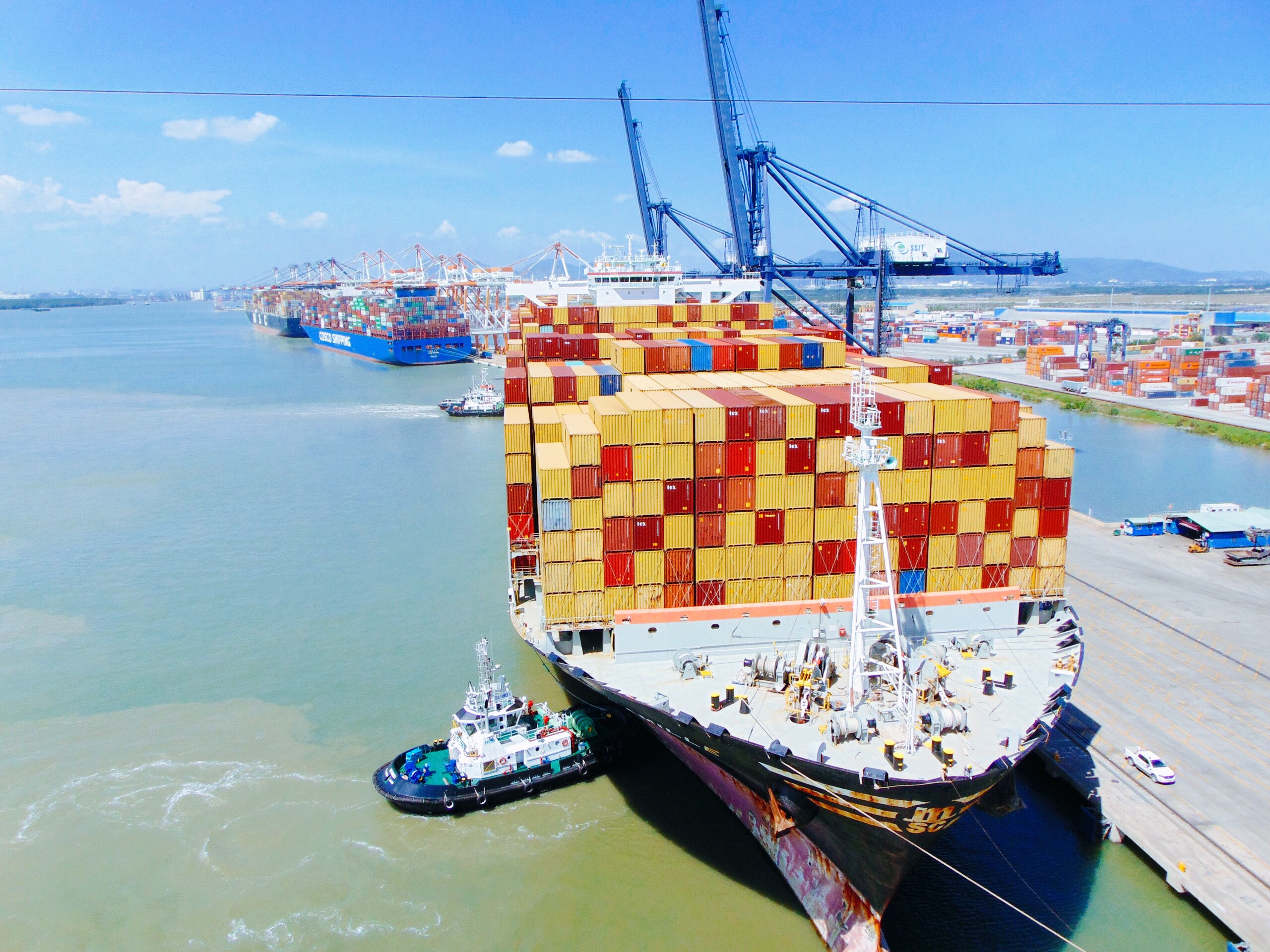 Tàu MSC CAMILLE cập cảng SSIT để nâng hạ tổng sản lượng hơn 10,000 Teu (T4.2022)