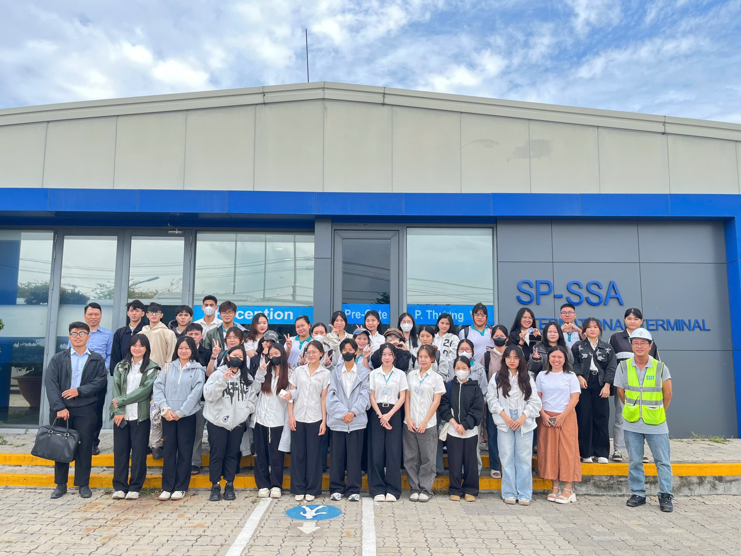 [SSIT x UTH] MỘT NGÀY Ý NGHĨA TẠI CẢNG SSIT CÙNG VỚI SINH VIÊN TRƯỜNG ĐẠI HỌC GIAO THÔNG VẬN TẢI TP. HCM
