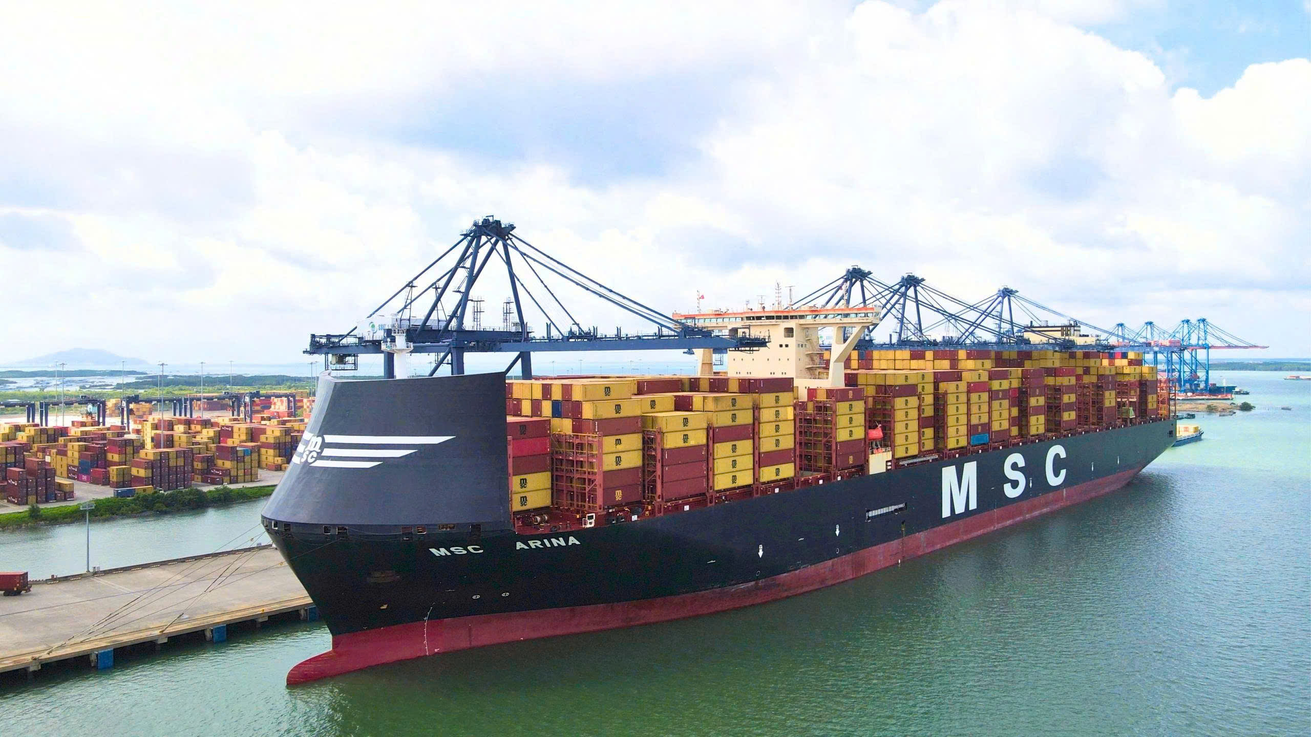 CẢNG SSIT XÁC LẬP CỘT MỐC KHAI THÁC GẦN 10.000 TEU TRÊN CHUYẾN TÀU MSC ARINA