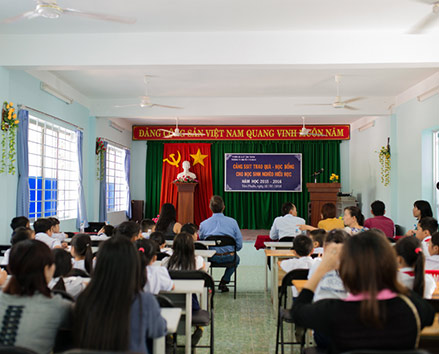 Ban lãnh đạo cảng SSIT thăm trường tiểu học Nguyễn Thị Định, huyện Tân Thành